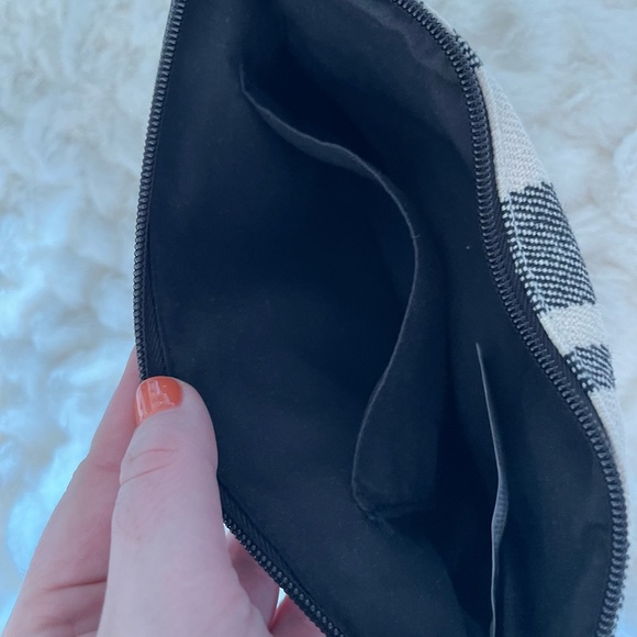 EUC Adorable fringe b&w clutch w faux black leather, cute tassel & zipper - Picture 13 of 16